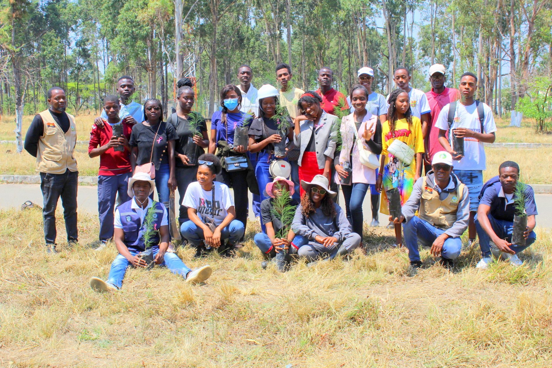 O Centro de Ecologia Tropical e Alterações Climáticas (CETAC), em parceria com a Associação dos Estudantes da Faculdade de Ciências Agrárias (FCA), realizou uma ação de plantação no polígono do Instituto de Investigação Veterinária (IIV). 
