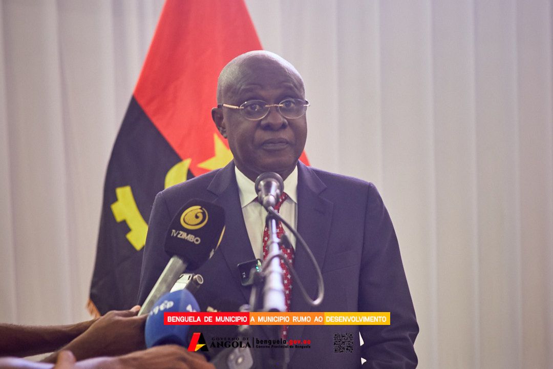 GOVERNADOR CONFERE POSSE AOS NOVOS MEMBROS DO GOVERNO