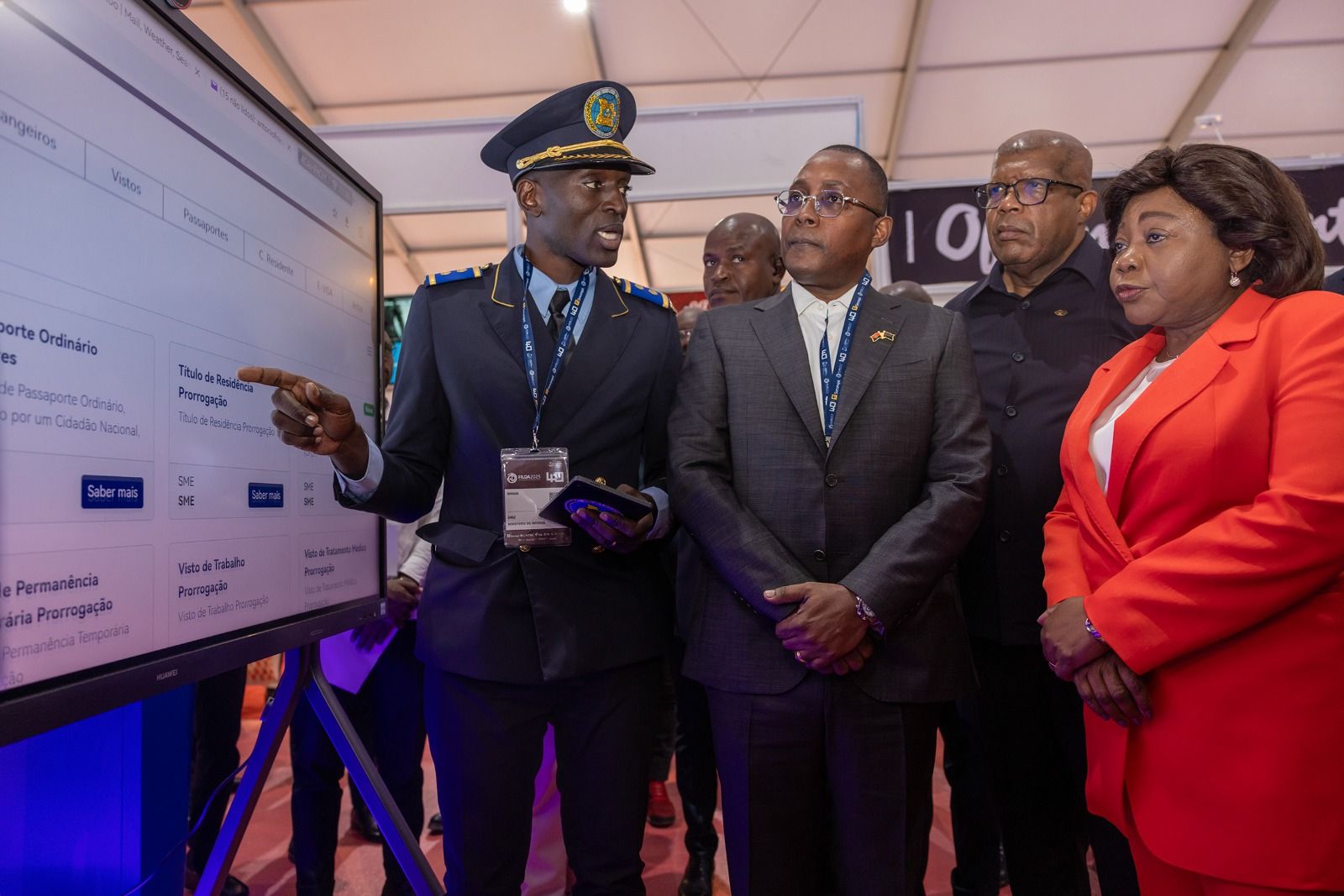 VICE-PRESIDENTE DA REPÚBLICA VISITA STAND DO MININT
