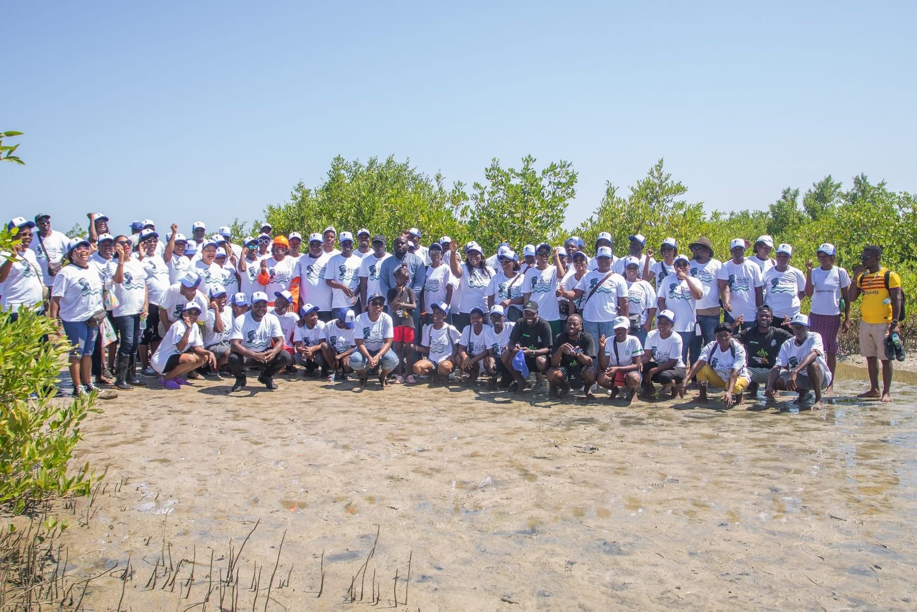 AGÊNCIA MARÍTIMA NACIONAL E OTCHIVA PLANTAM MAIS DE SEIS MIL MANGAIS EM ALUSÃO AO DIA INTERNACIONAL DA MULHER MARÍTIMA