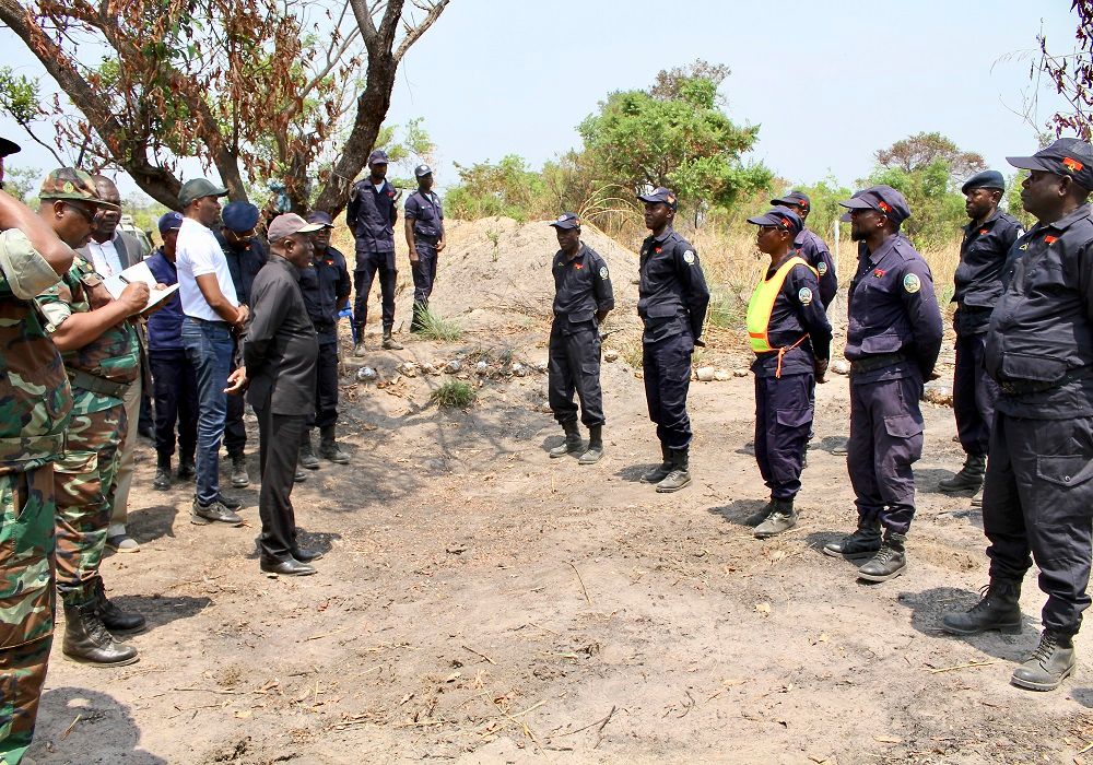 Ministro visita campo de desminagem no Moxico Leste