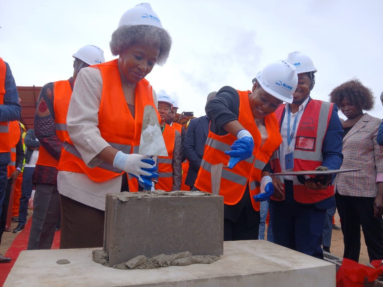Secretária de Estado para Ciência, Tecnologia e Inovação lança a primeira pedra para construção do Instituto Superior Politécnico do Moxico