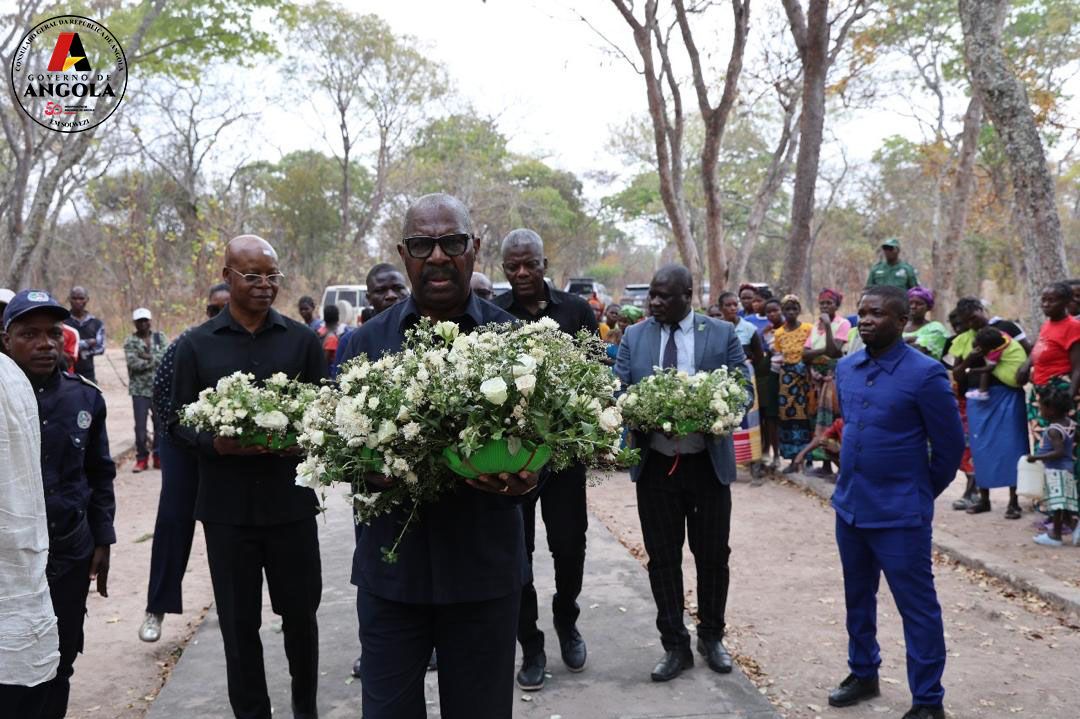 Homenagem a Hoji-ya-Henda marca visita da Delegação Diplomática Angolana ao Moxico Leste