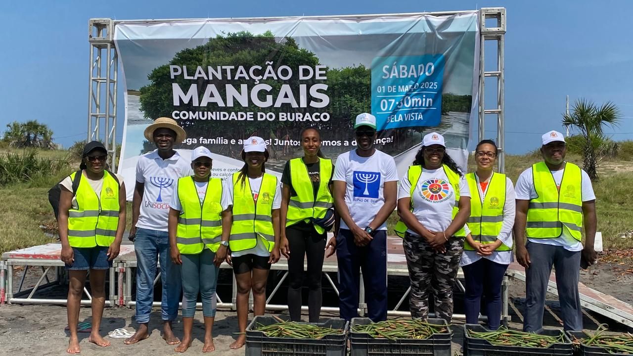 ACÇÃO DE REFLORESTAMENTO DE MANGAIS MOBILIZA COMUNIDADE DO BURACO