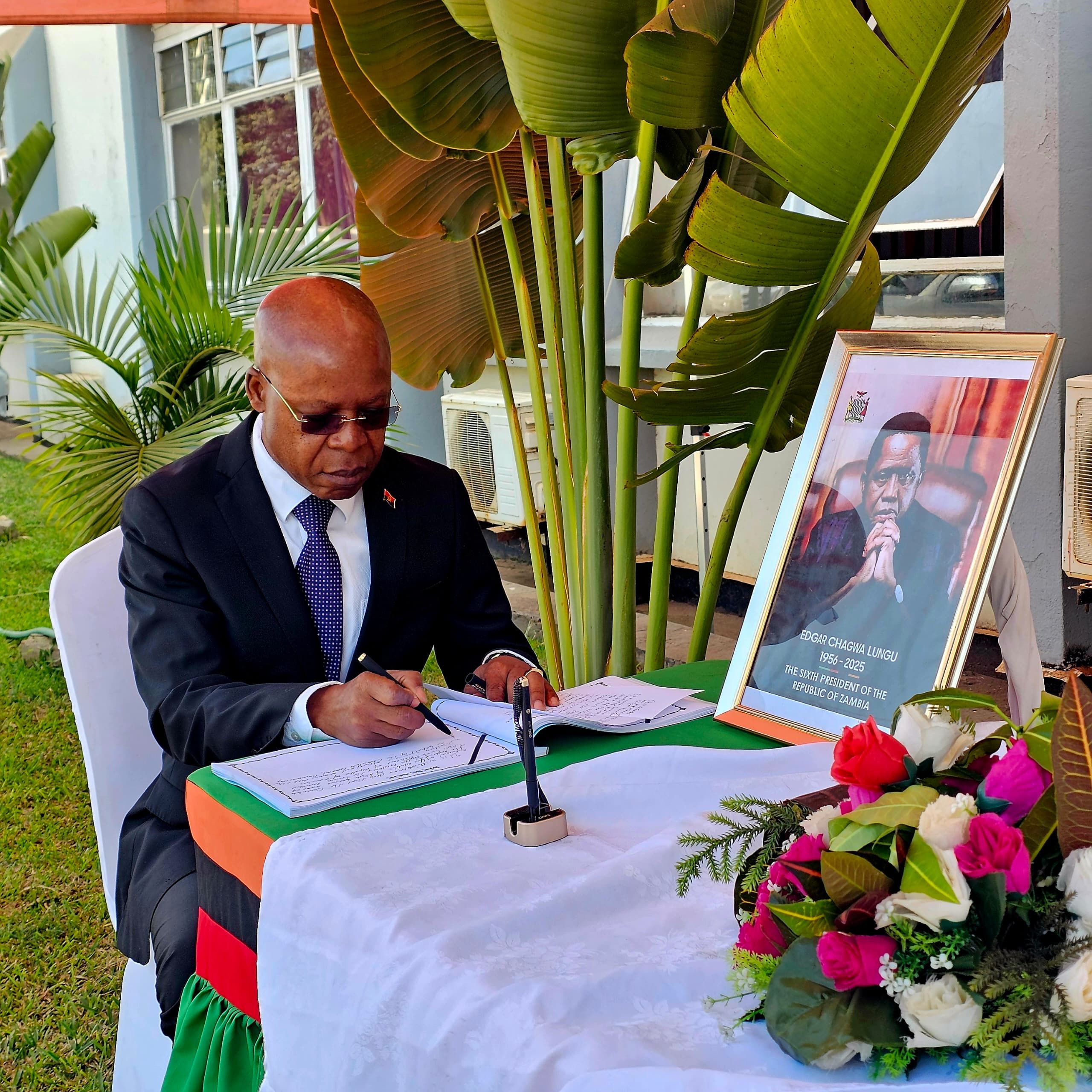 ASSINATURA DO LIVRO DE CONDOLÊNCIAS PELA MORTE DO EX PRESIDENTE ZAMBIANO, NO SOLWEZI