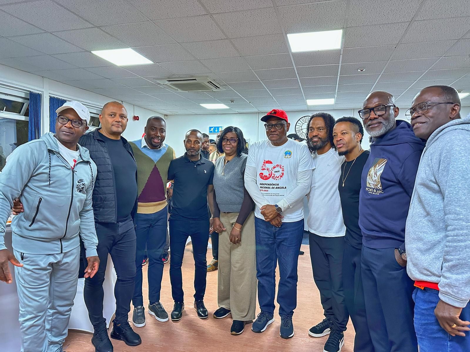 Galeria de fotos do convívio da Comunidade Angolana de Londres e Manchetes , após partida de futebol pelos 50 Anos da Independência Nacional, numa iniciativa da Embaixada de Angola no Reino Unido. 20 de Setembro de 2025 em Manchester, Reino Unido.