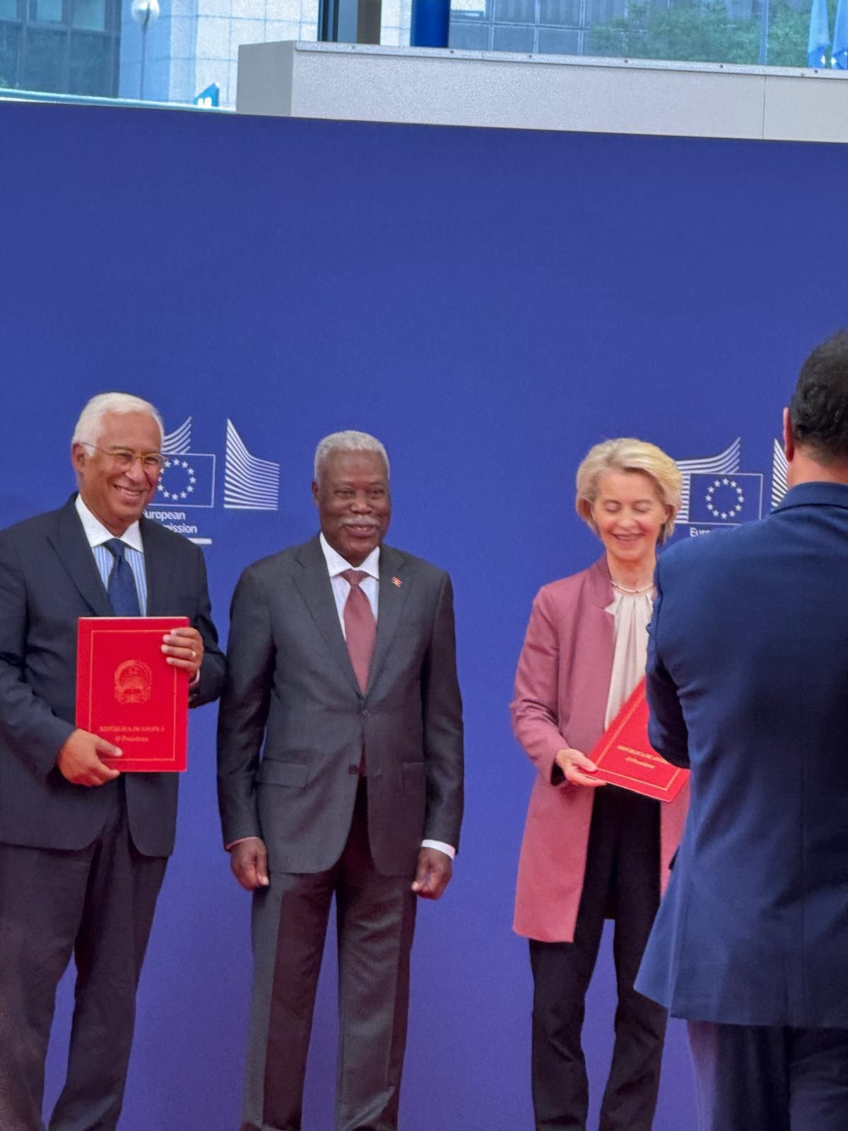 Embaixador de Angola em Bruxelas entrega cartas Credencias