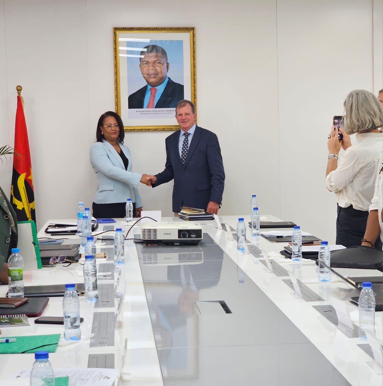 MINISTRA DO AMBIENTE RECEBE CEO DA AFRICAN PARKS.