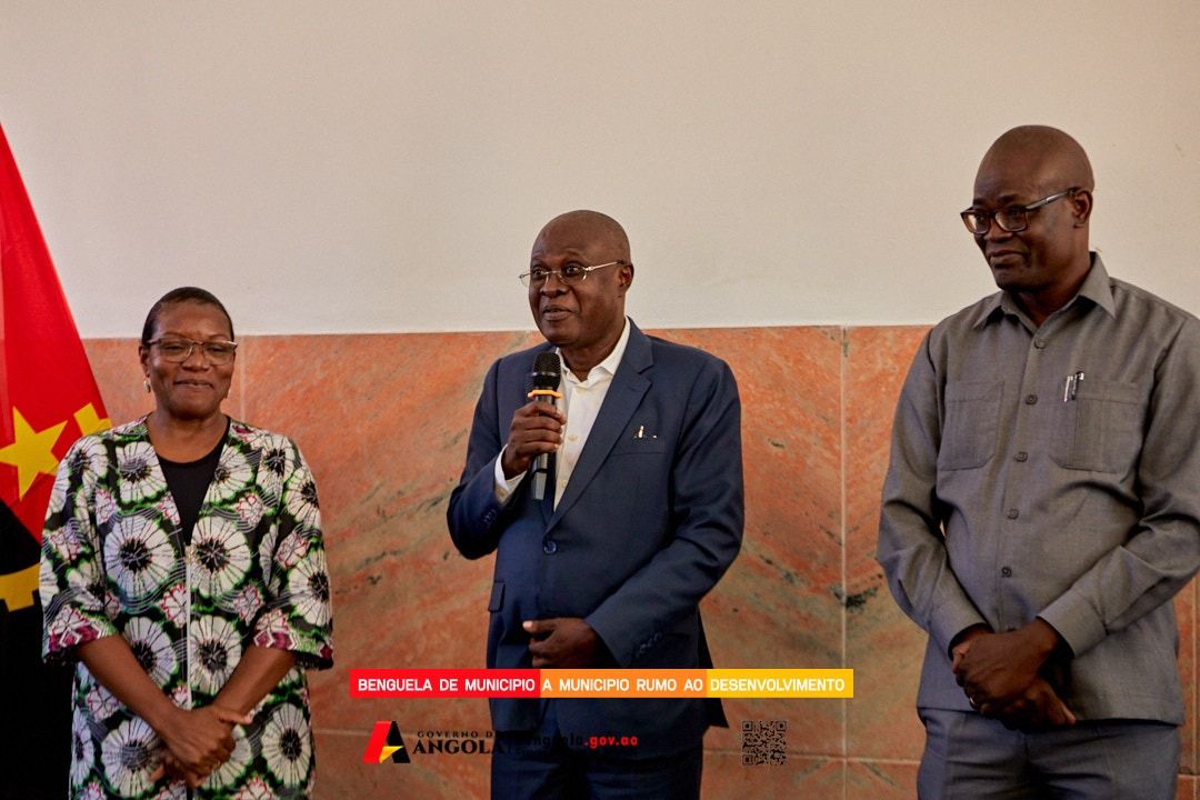 GOVERNADOR ENTREGA BRINDES AOS PAIS TRABALHADORES DO GOVERNO