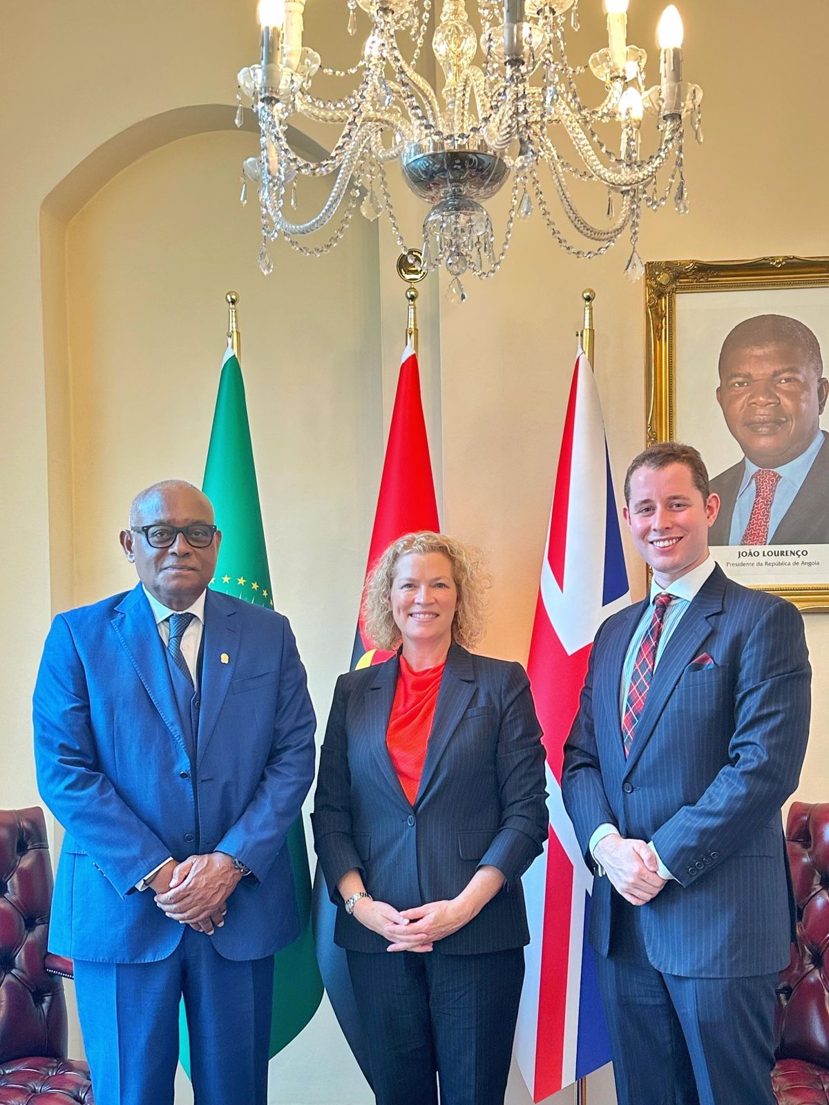 EMBAIXADOR JOSÉ PATRÍCIO RECEBE VICE PRESIDENTE DA DeBEERS