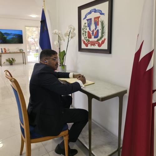 Assinatura do livro de condolências na embaixada-da-republica-dominicana-acidente-que-desabou discoteca resultando mais de 200 mortos
