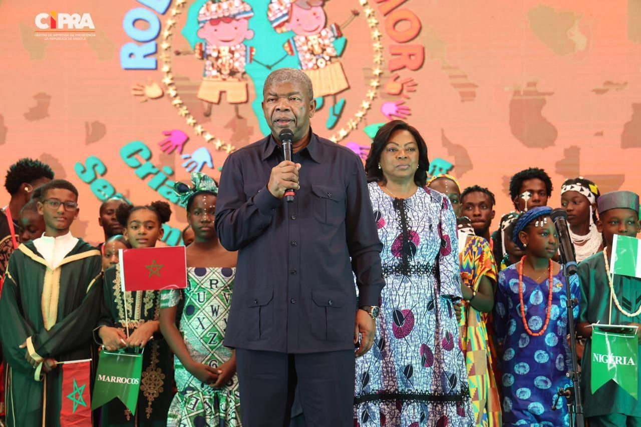 Casal Presidencial Com Manhã De Sábado Preenchida No Sambizanga