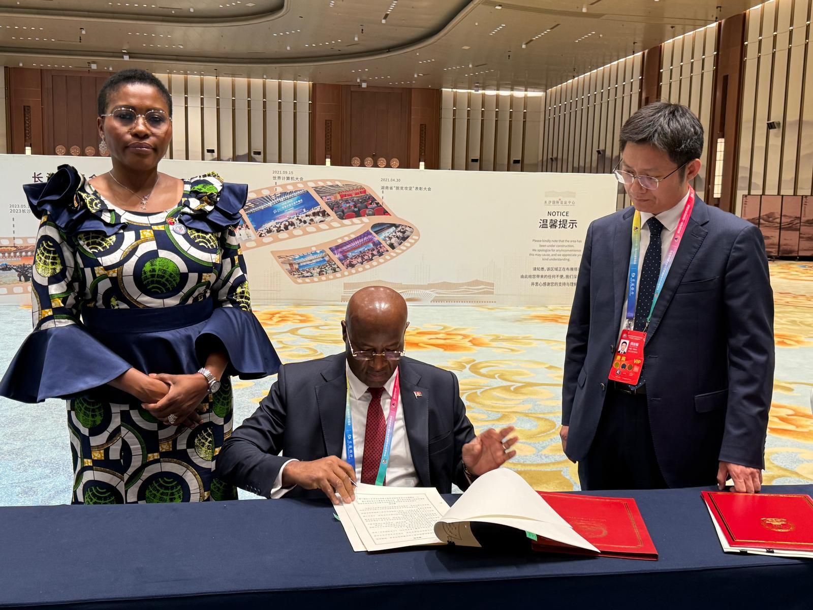 Angola E China Assinam Mais Dois Acordos Nos Domínios Da Saúde E Economia