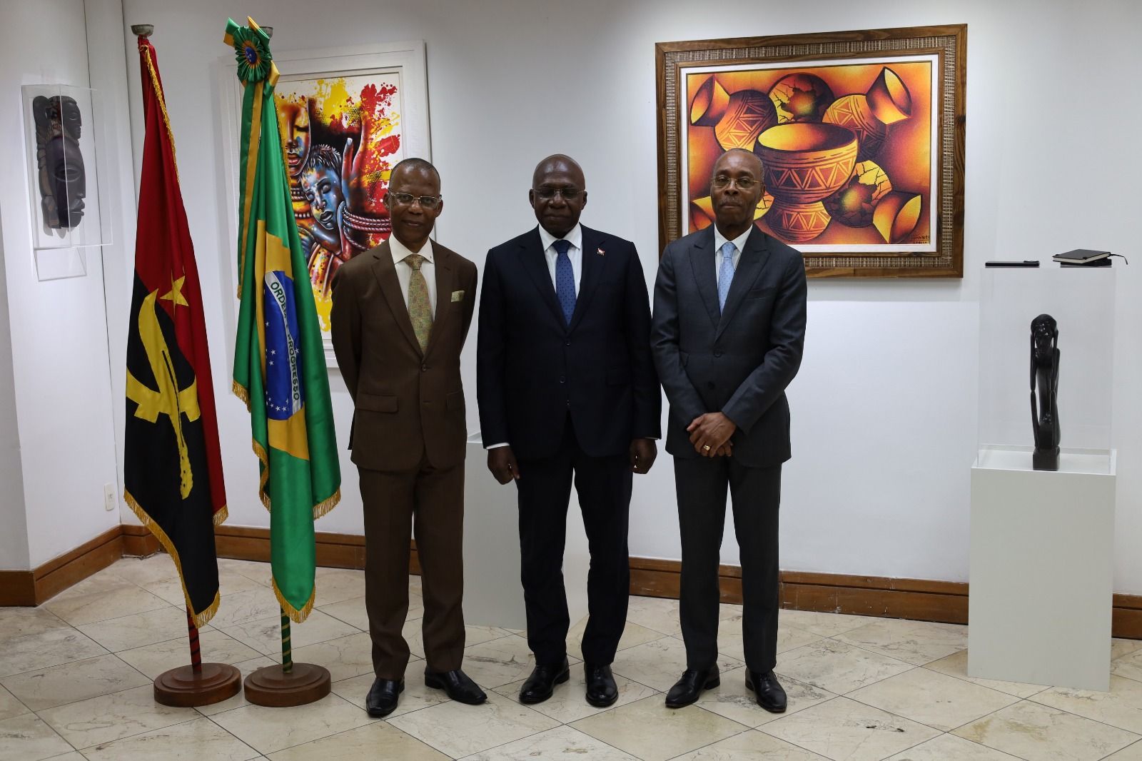 MINISTRO TETE ANTÓNIO VISITA O CONSULADO DE ANGOLA NO RIO DE JANEIRO