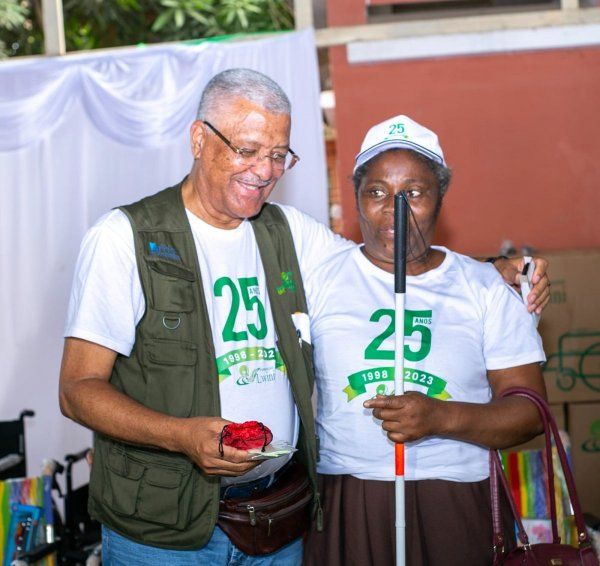 FUNDAÇÃO LWINI DOA MEIOS DE LOCOMOÇÃO A PORTADORES DEFICIÊNCIA NO MUNICÍPIO DO SUMBE