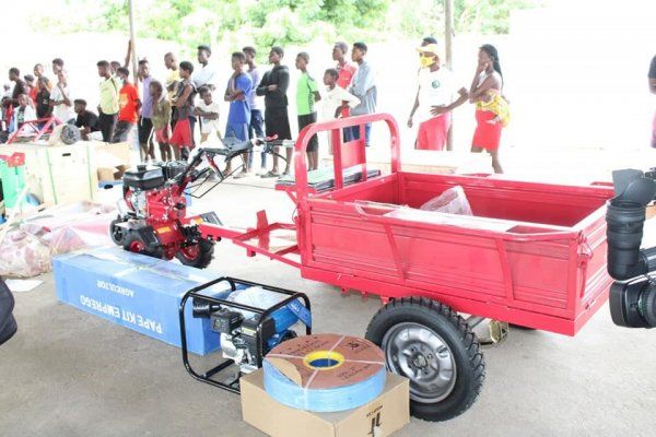 JOVENS RECEBEM KIT´S DE AUTO EMPREGO